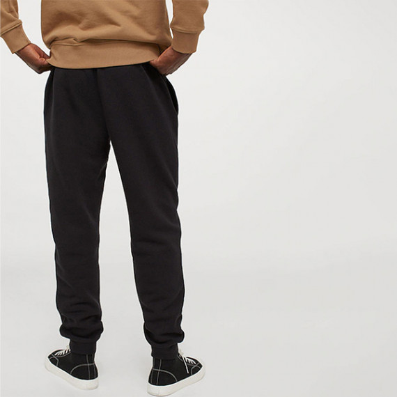 http://13.232.74.28/vi/products/men-black-regular-fit-joggers