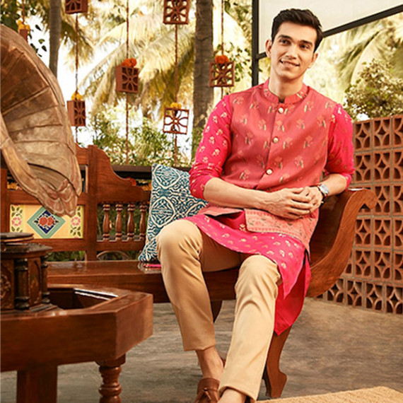 http://13.232.74.28/vi/products/men-magenta-pink-golden-floral-printed-thread-work-floral-kurta-2