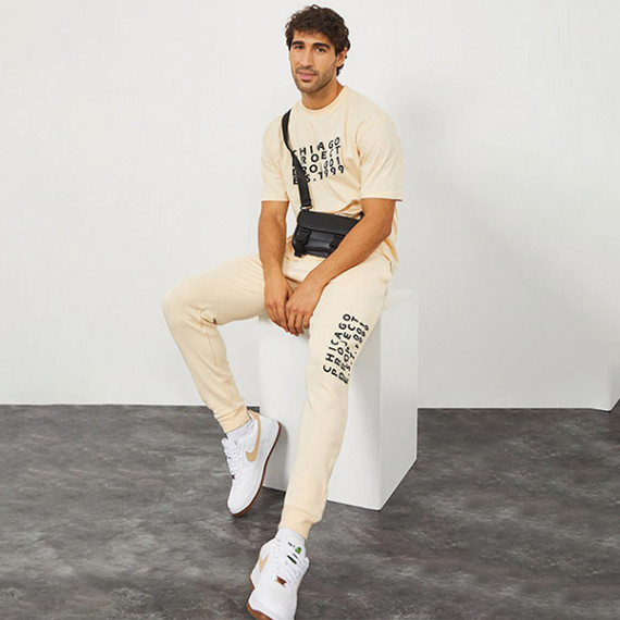 http://833672.fsuzsk.asia/vi/products/men-cream-colored-solid-slim-fit-cotton-joggers