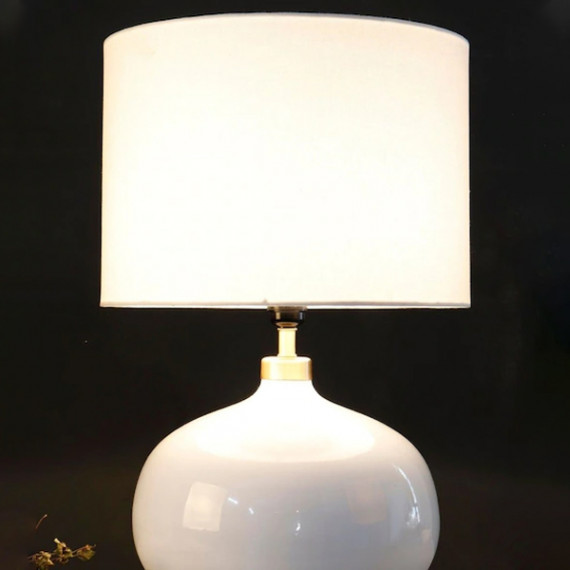 http://13.232.74.28/products/white-solid-handcrafted-bedside-standard-lamp