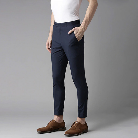 http://13.232.74.28/vi/products/men-navy-blue-tapered-fit-trousers