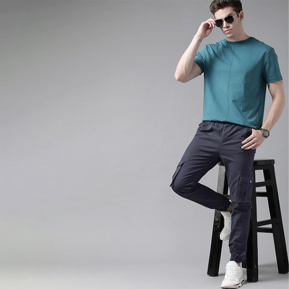 http://13.232.74.28/vi/products/men-navy-blue-solid-mid-rise-woven-pure-cotten-cargo-trousers