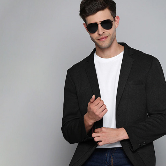 http://833672.fsuzsk.asia/vi/products/men-black-textured-regular-fit-single-breasted-blazer