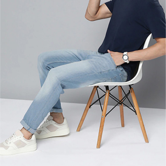 http://13.232.74.28/vi/products/men-blue-slim-tapered-fit-light-fade-stretchable-jeans