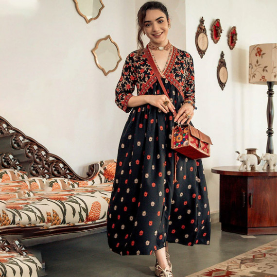 https://bloomwow.in/vi/products/black-orange-ethnic-motifs-printed-maxi-dress